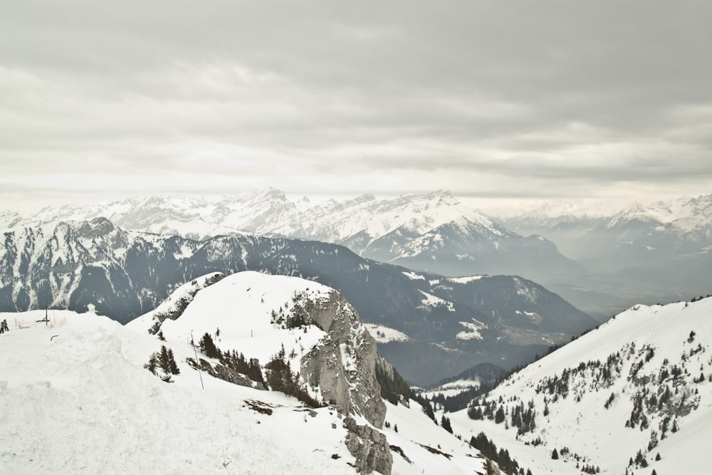 Couverture de montagne avec de la neige sous un ciel gris