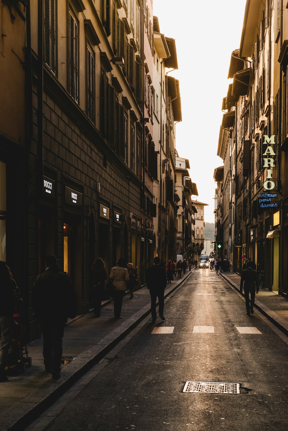 persone che camminano per strada durante il giorno