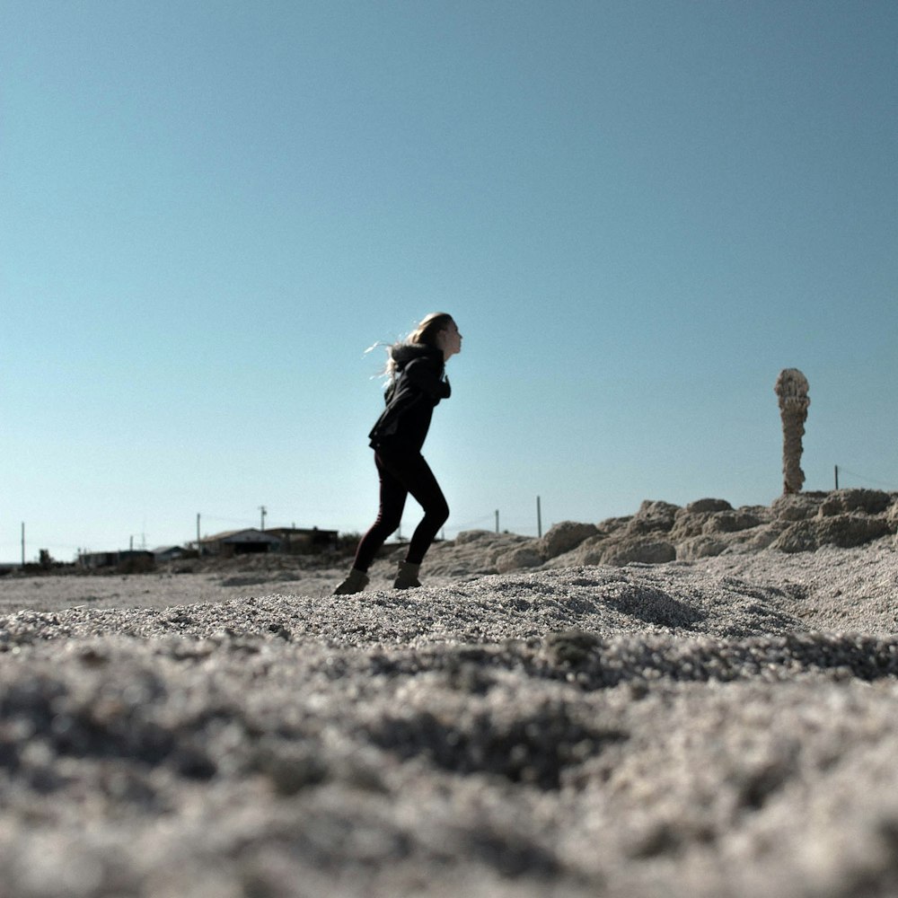 femme faisant du jogging sur le terrain