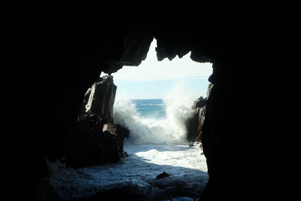 昼間の撮影で海の波のある洞窟