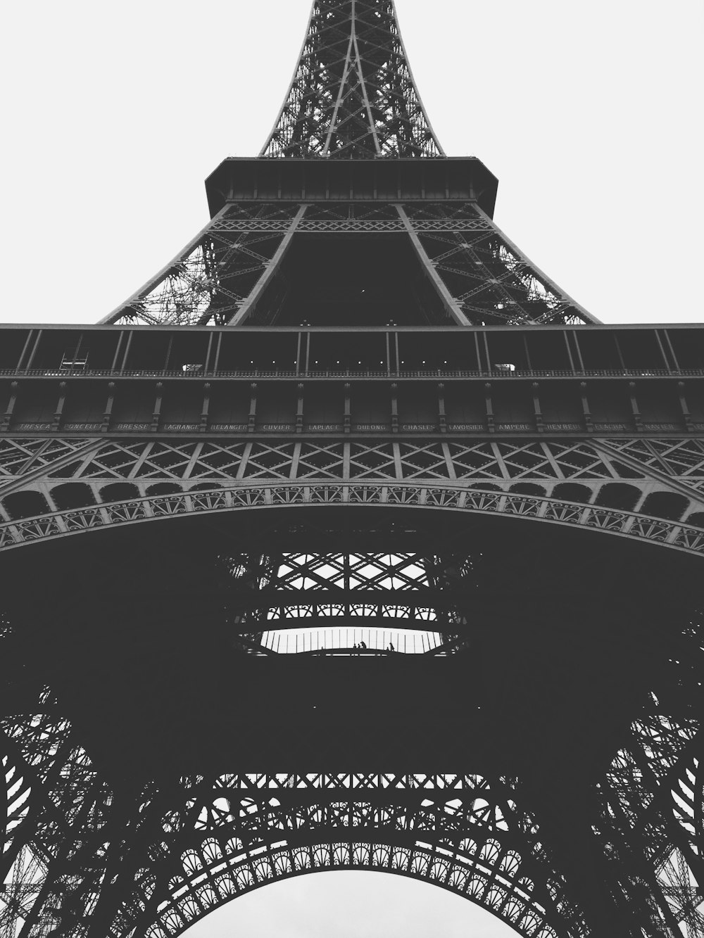 パリのエッフェル塔のグレースケール写真