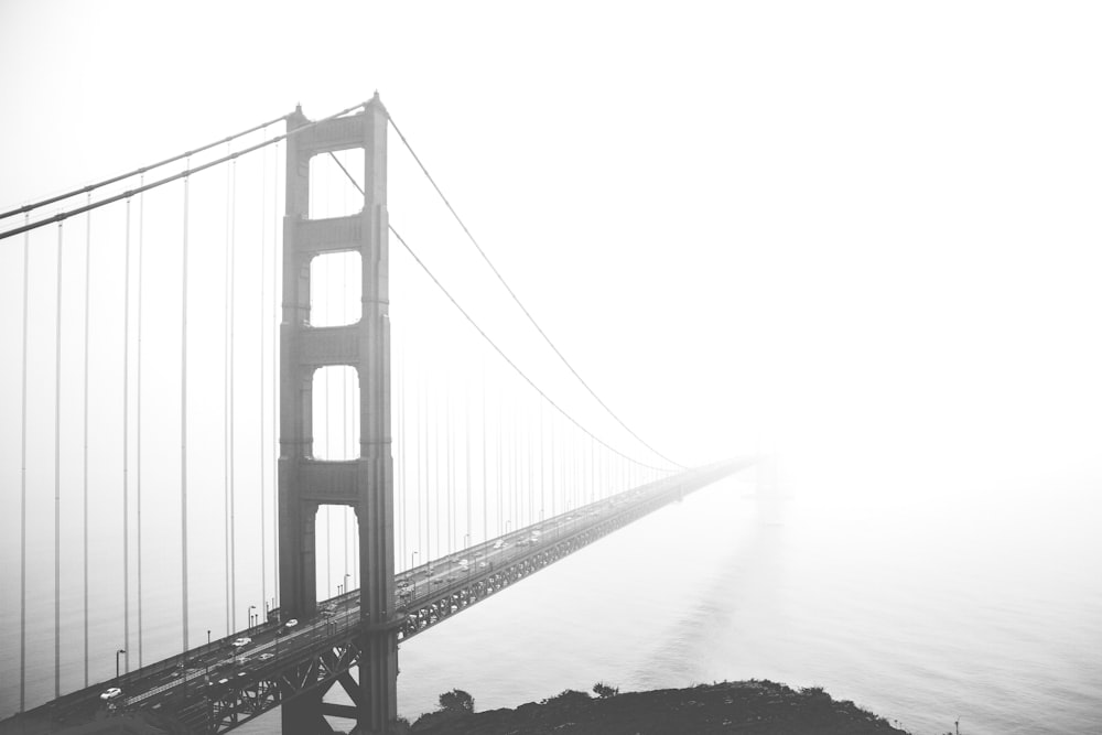 Foto en escala de grises del puente Golden Gate