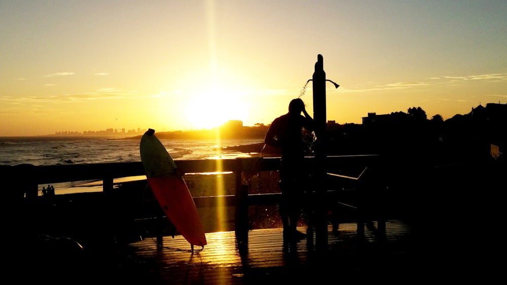 silhouette d’homme sur la terrasse