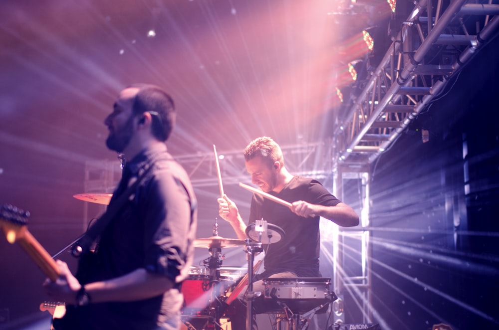 uomo che suona la batteria sul palco