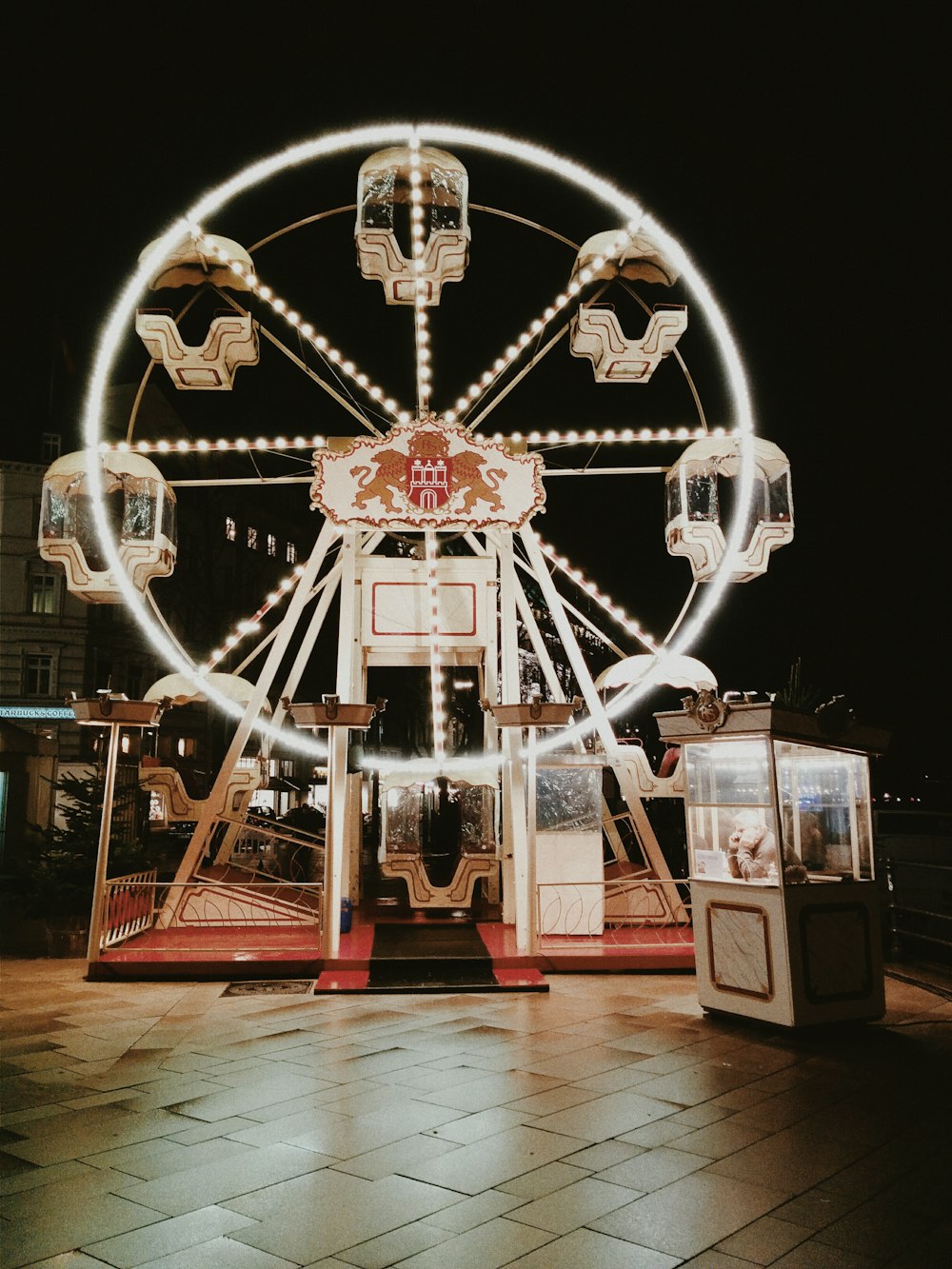 Weißes Riesenrad mit Lichtern