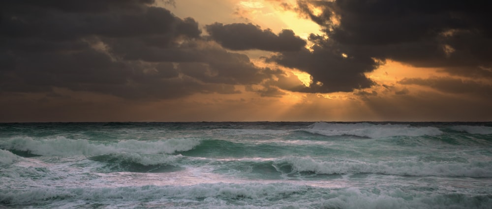 Fotografia das ondas do mar durante a Hora Dourada