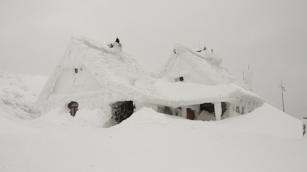 Casa coberta de neve