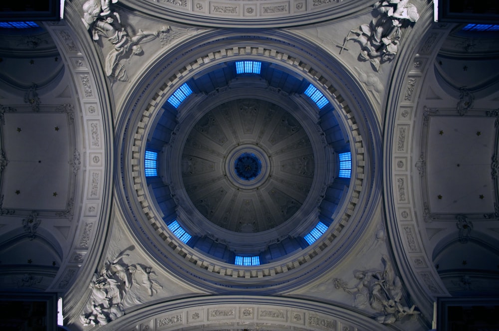 le plafond d’un bâtiment avec une fenêtre circulaire