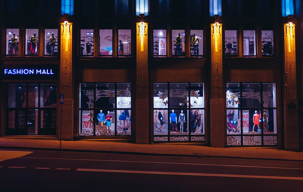 夜の茶色のファッションモール店頭写真