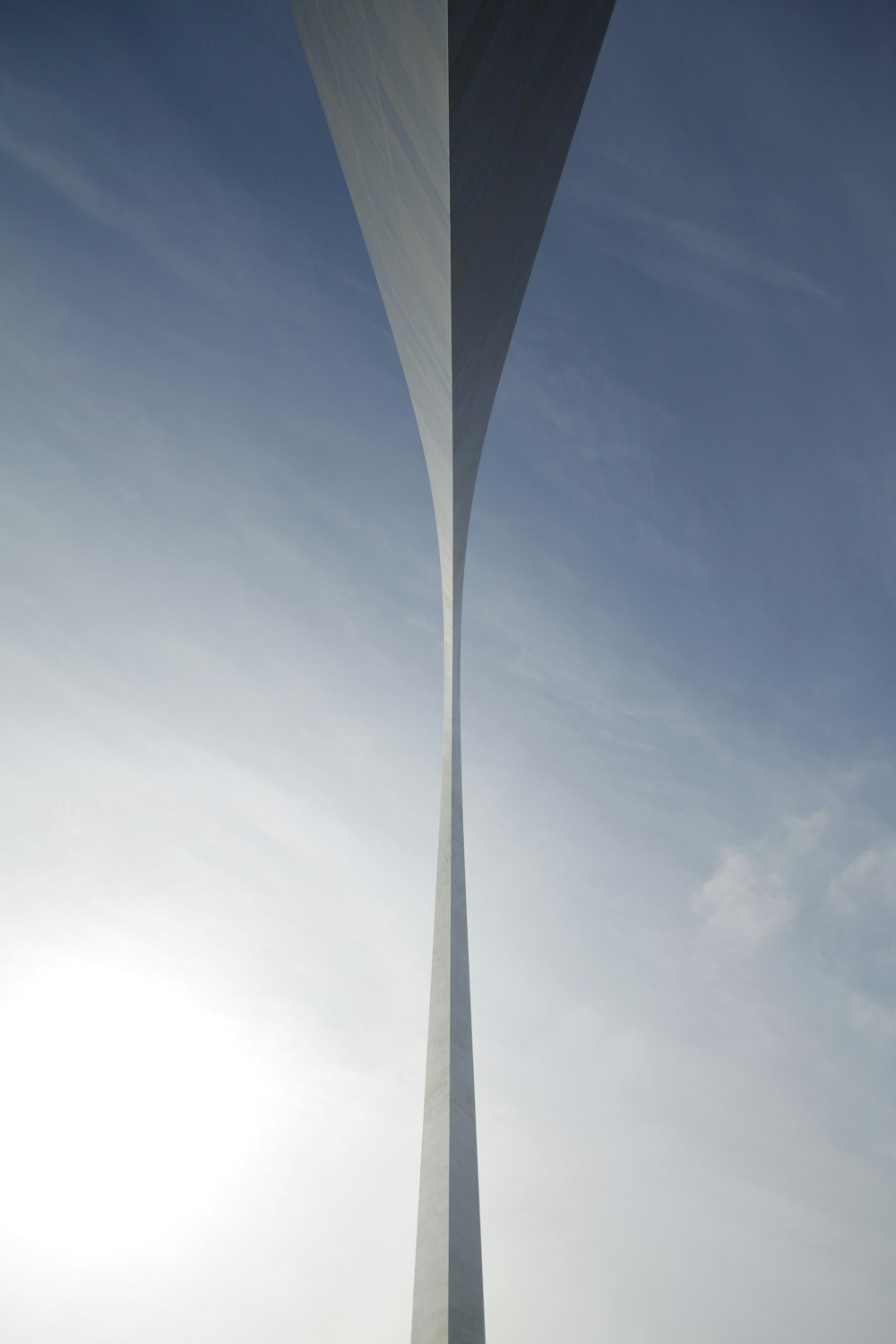 Un monumento alto con uno sfondo del cielo