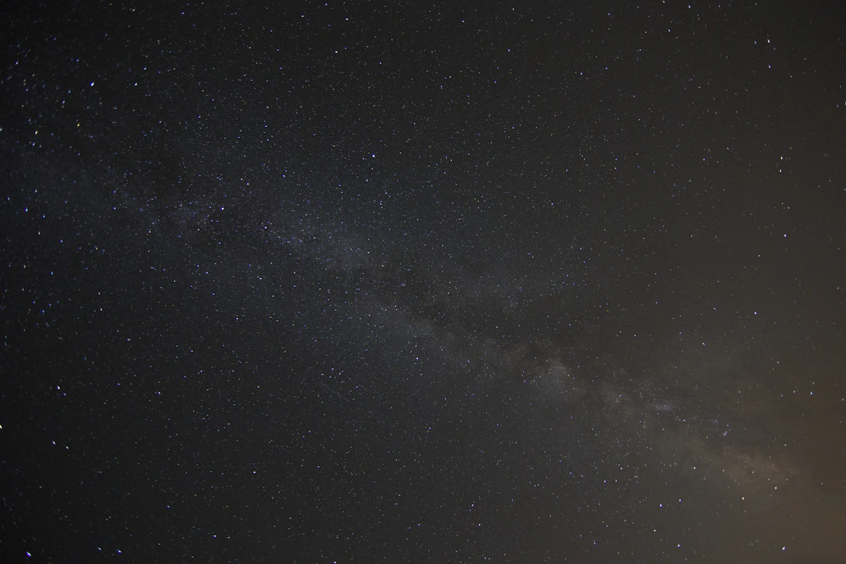 Numerosas estrellas visibles sobre un cielo nocturno oscuro.