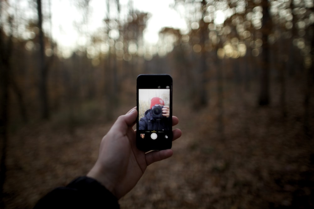 Person, die Selfie im Wald macht