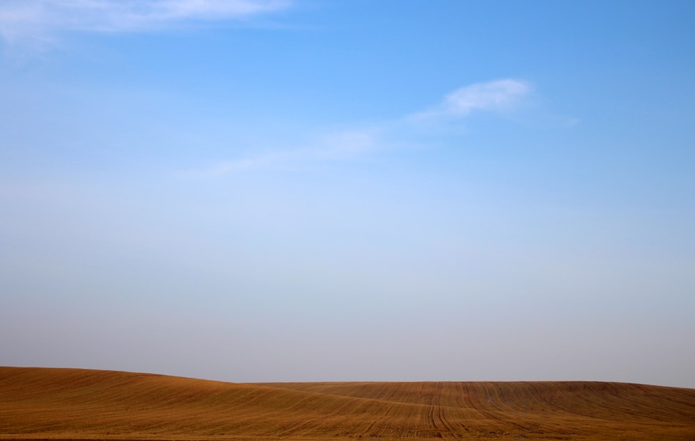 dunas de areia sob céu limpo