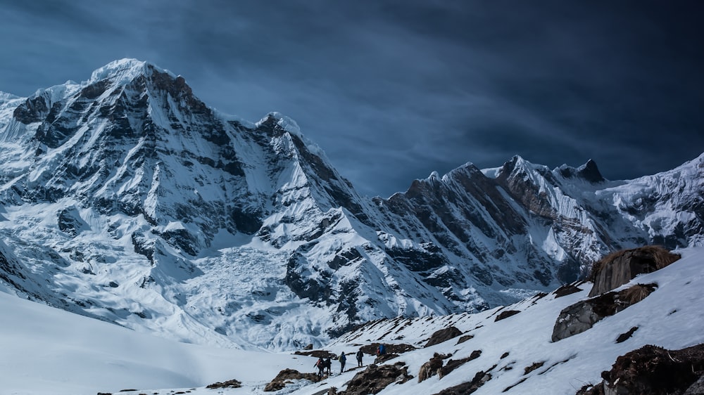 Fotografia di paesaggio di montagne durante l'inverno