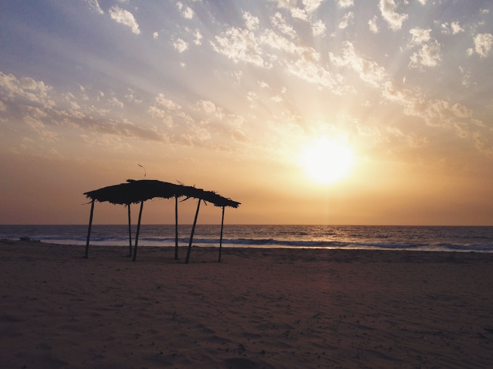 Ein paar Sonnenschirme sitzen auf einem Sandstrand