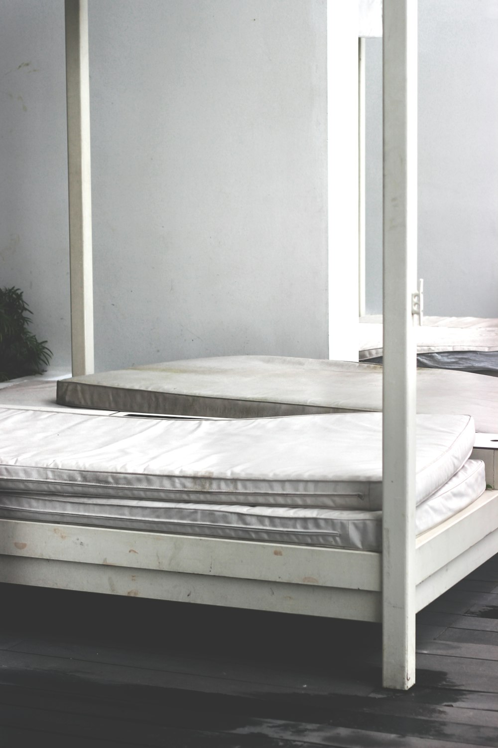 Estructura de cama de madera blanca