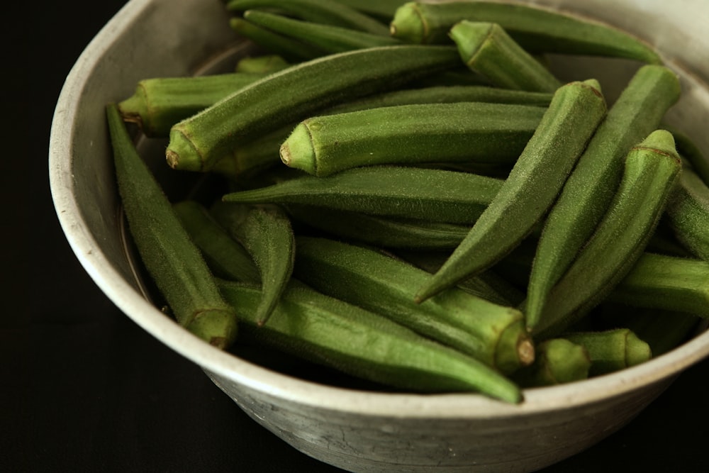 Okra-Gemüse in weißer Schale
