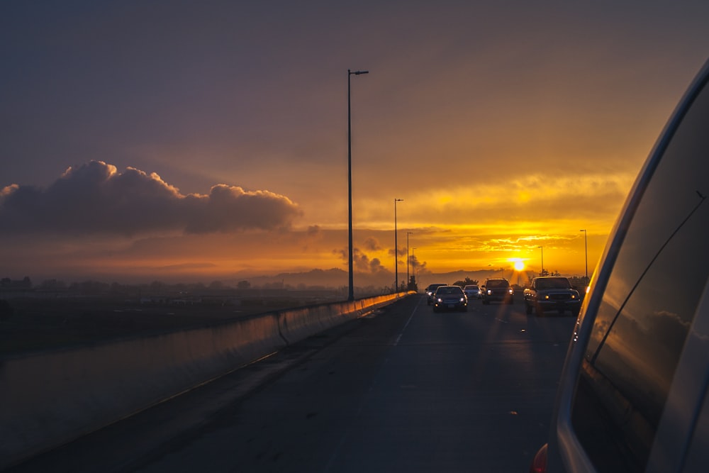 Cruce de vehículos en la carretera