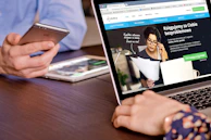 Dr Justyna Józefowicz podczas prowadzenia webinaru, wyrażająca zaangażowanie i empatię.