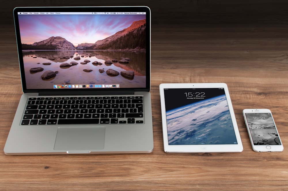 MacBook Pro ao lado do iPad e iPhone ativado