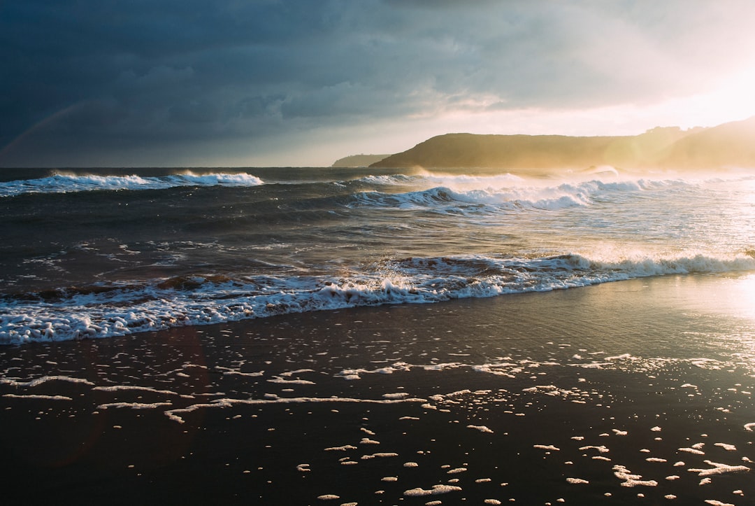 seawaves during sunrise