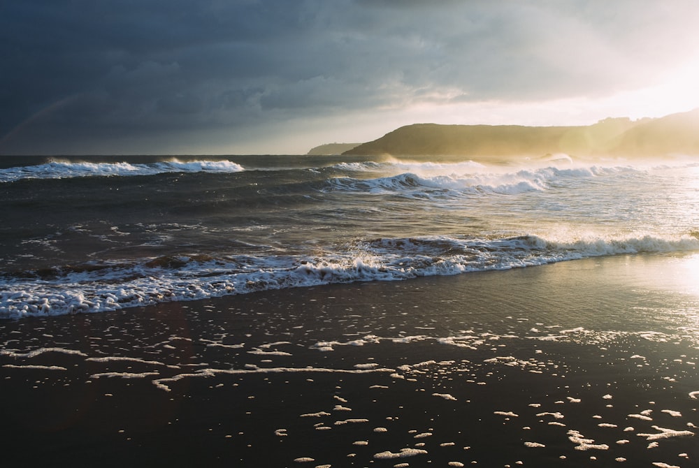 Vagues de mer au lever du soleil