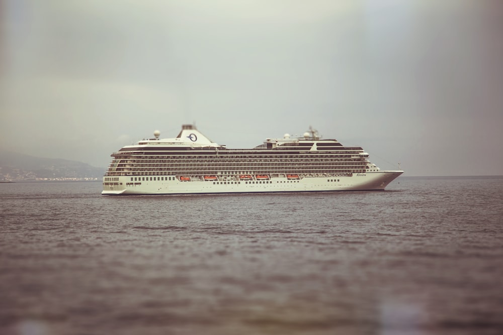 Navio de cruzeiro branco no mar sob o céu branco durante o dia