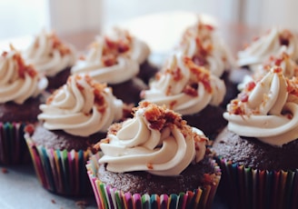 close-up photography of cupcakes