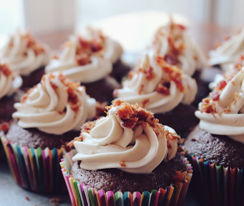 close-up photography of cupcakes