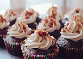 close-up photography of cupcakes