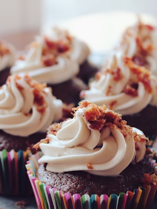 close-up photography of cupcakes