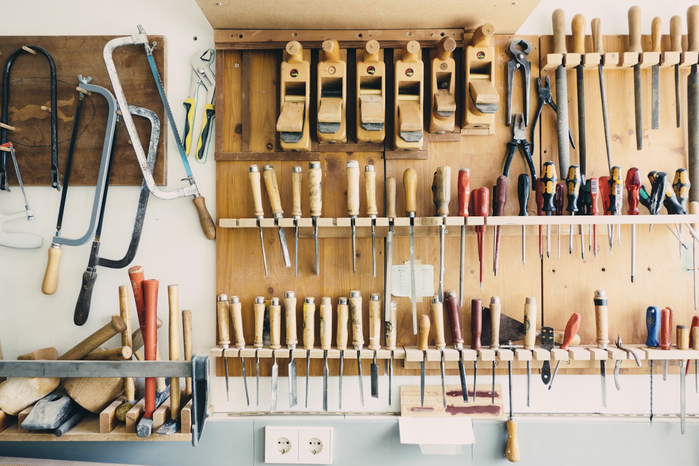 Planes, chisels and gouges on the tool wall