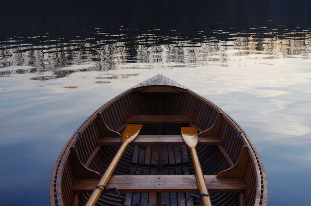 楕円形の茶色の手漕ぎボートの写真