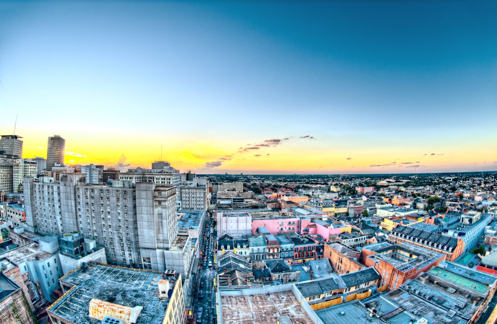 Fotografia aérea de edifícios da cidade durante o pôr do sol amarelo