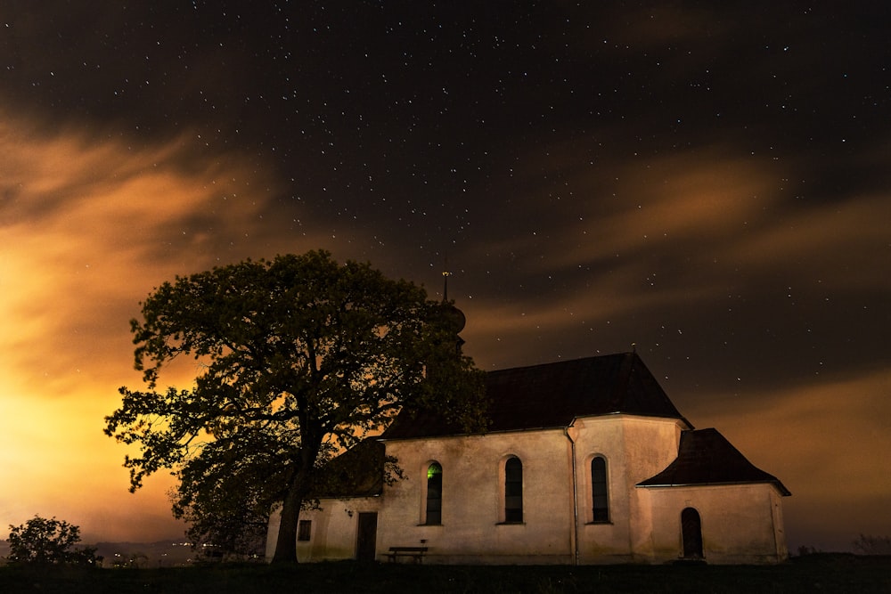 Graues und braunes Haus bei Sonnenuntergang