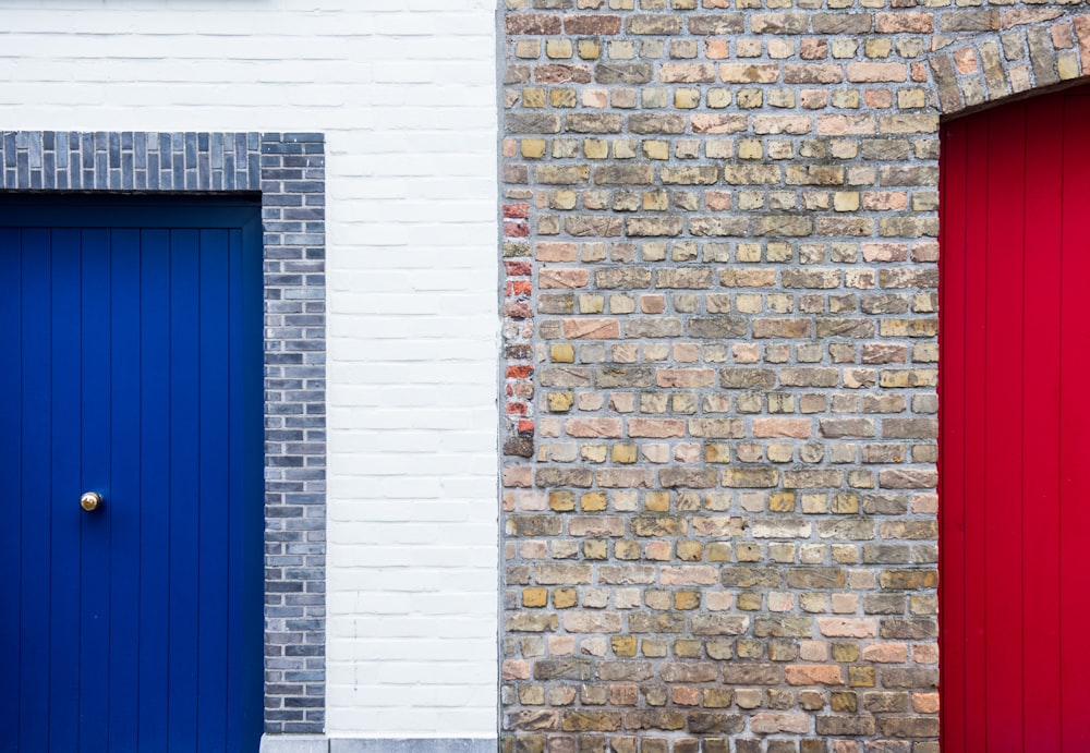 puerta de madera azul en pared de ladrillo
