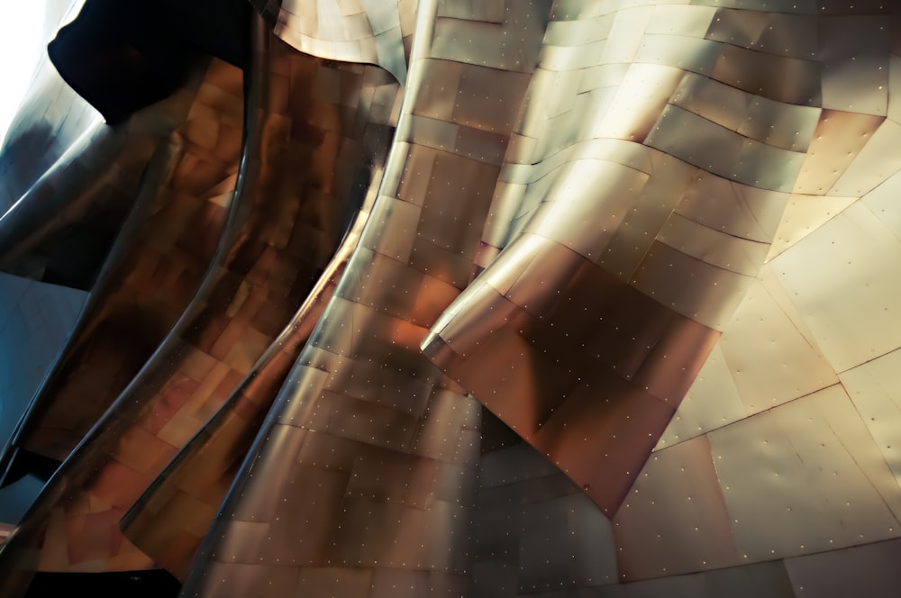 Glänzende Metallplatten formen abstrakte Formen im Experience Music Project Museum