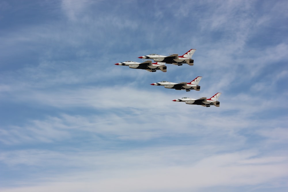 Cuatro aviones de combate