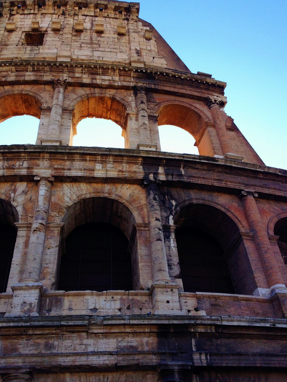 Foto ad angolo basso del Colosseo marrone