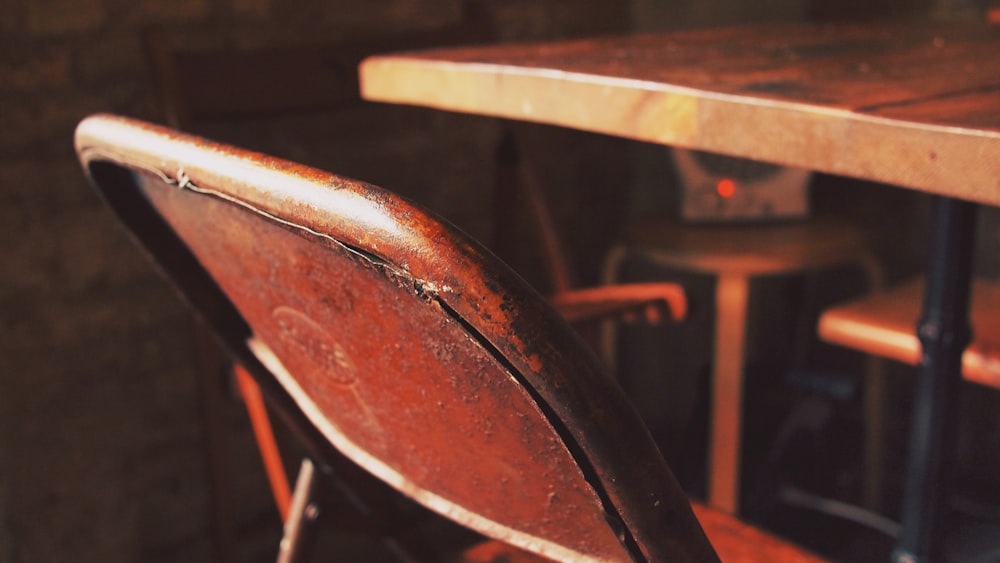 close-up photography of brown steel chair