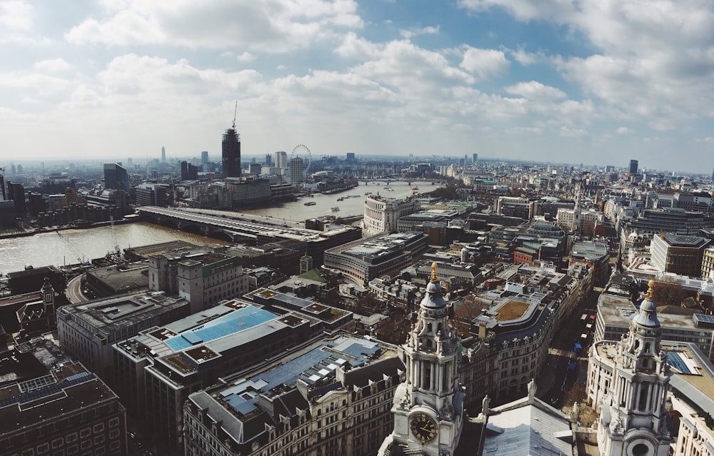 Fotografia aerea degli edifici della città durante il giorno