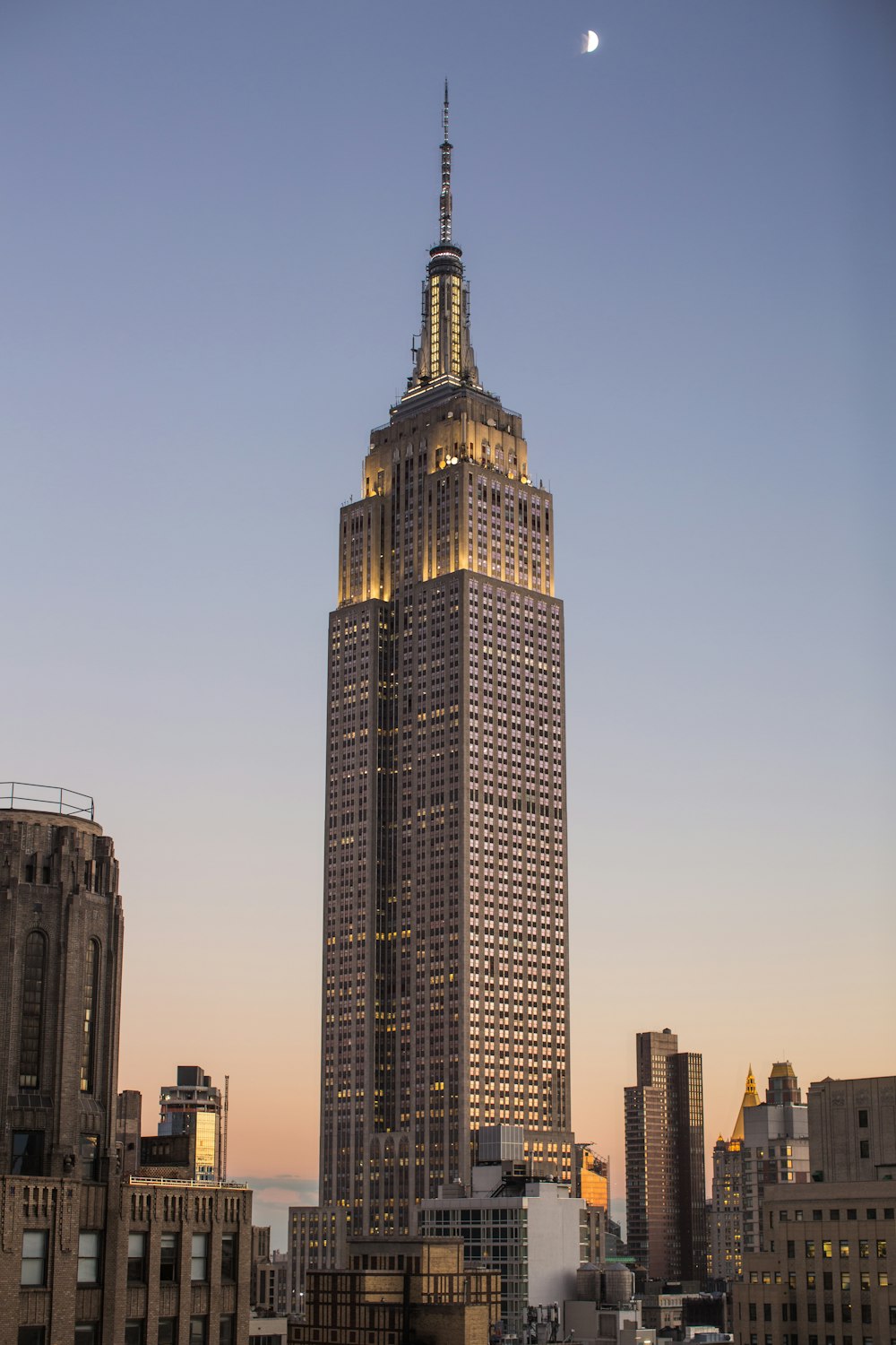 edifício de concreto marrom