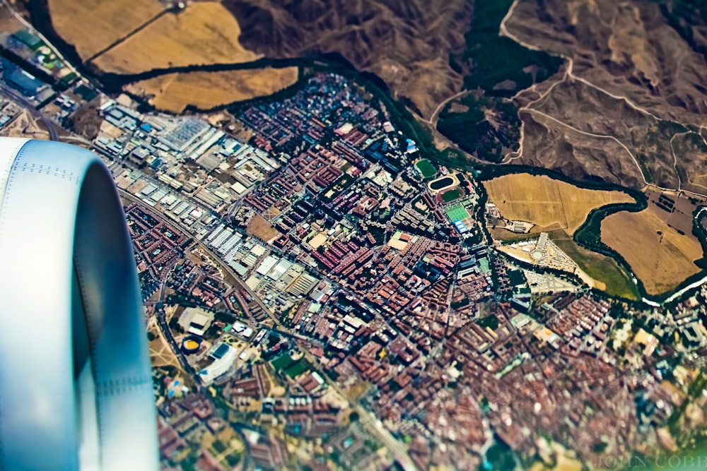 昼間の赤屋根住宅の航空写真