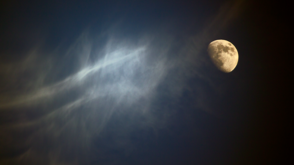 photo en contre-plongée de la lune