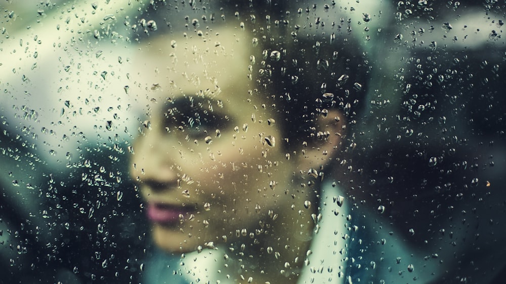 Foto de hombre con gotas de agua