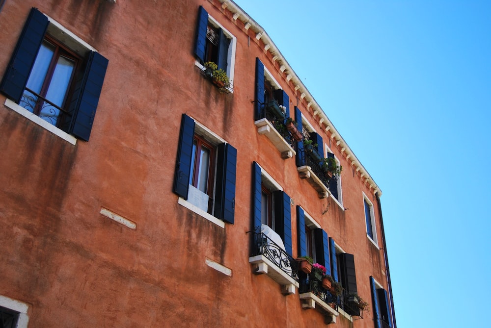 Edificio de hormigón marrón y azul durante el día