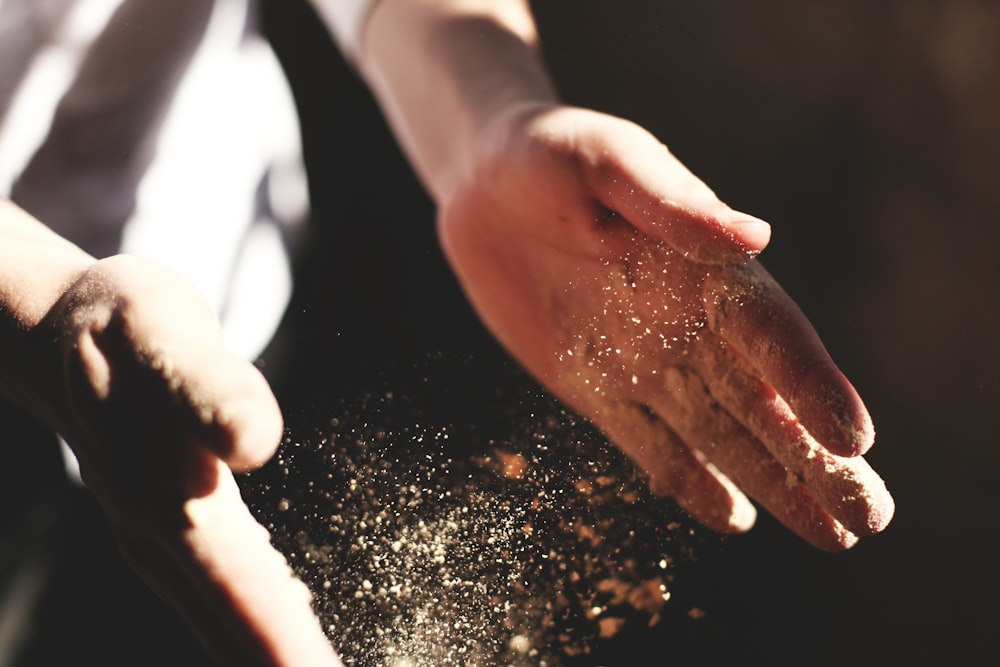 Tagsüber mit Staub in der Hand