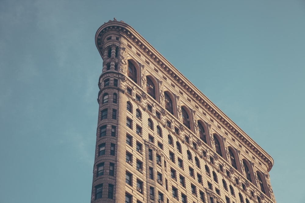 fotografia de baixo ângulo do edifício plano marrom