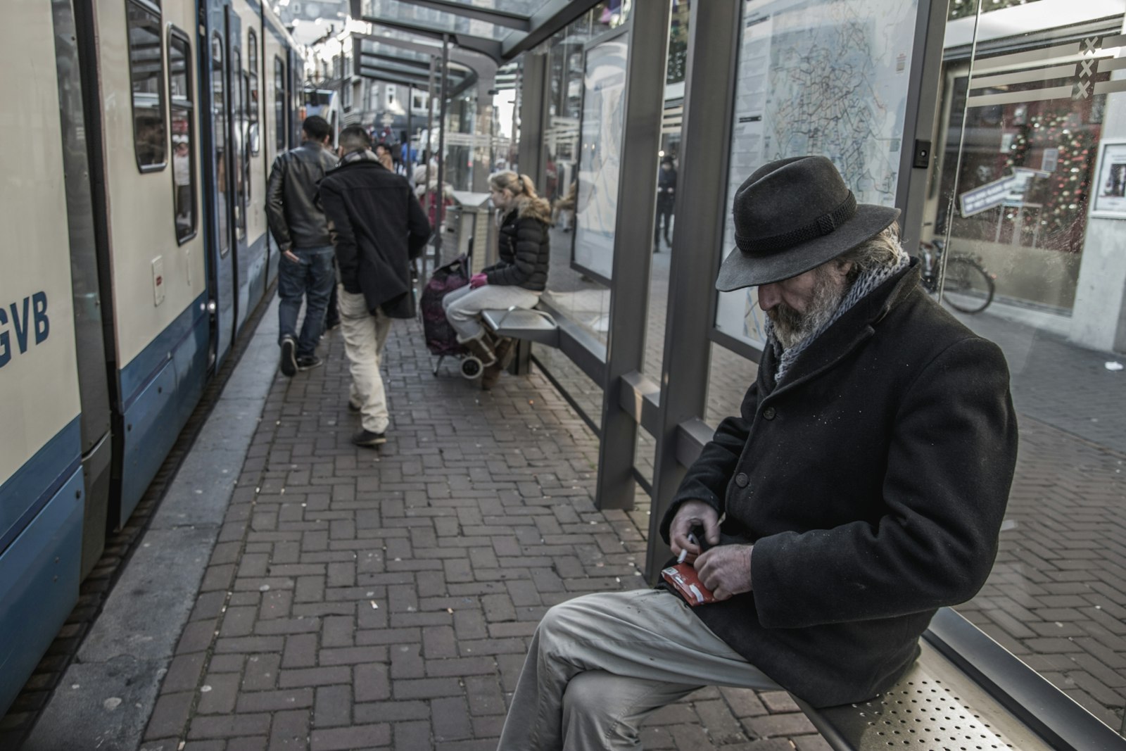 Tamron SP AF 17-50mm F2.8 XR Di II LD Aspherical (IF) sample photo. Man sitting on waiting photography