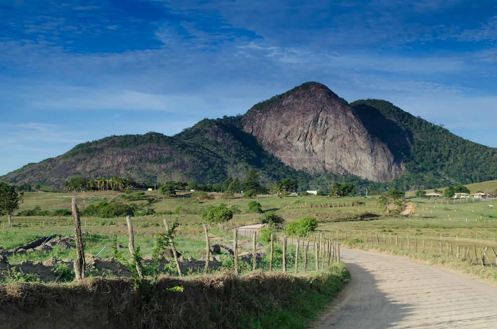 curva de asfalto rodoviário e com vista para a montanha